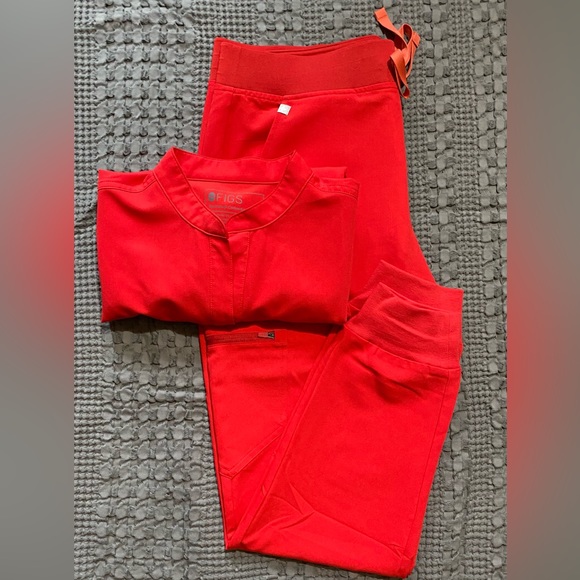 Figs Pop Red Rafaela Zamora Scrub set - Picture 2 of 12